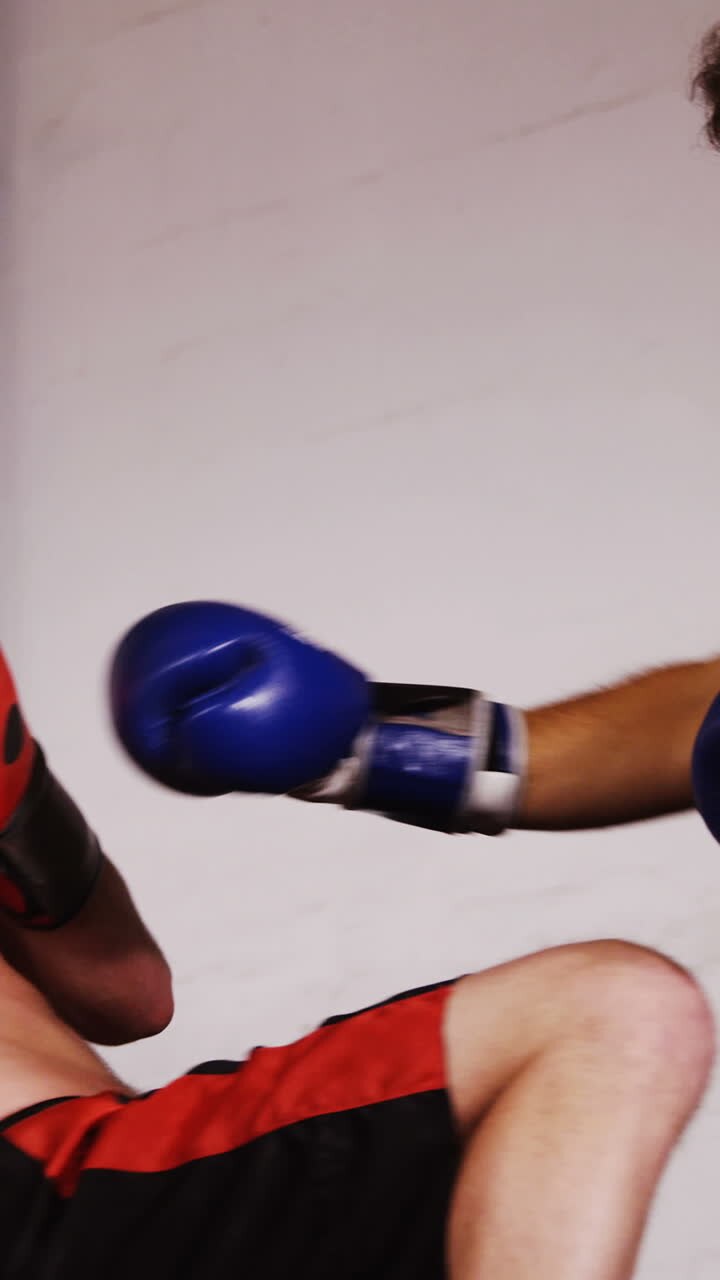 Due pugili che si allenano sul ring di pugilato