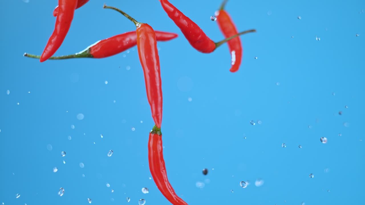 물방울로 공중에 날아다니는 은 고추의 폭발