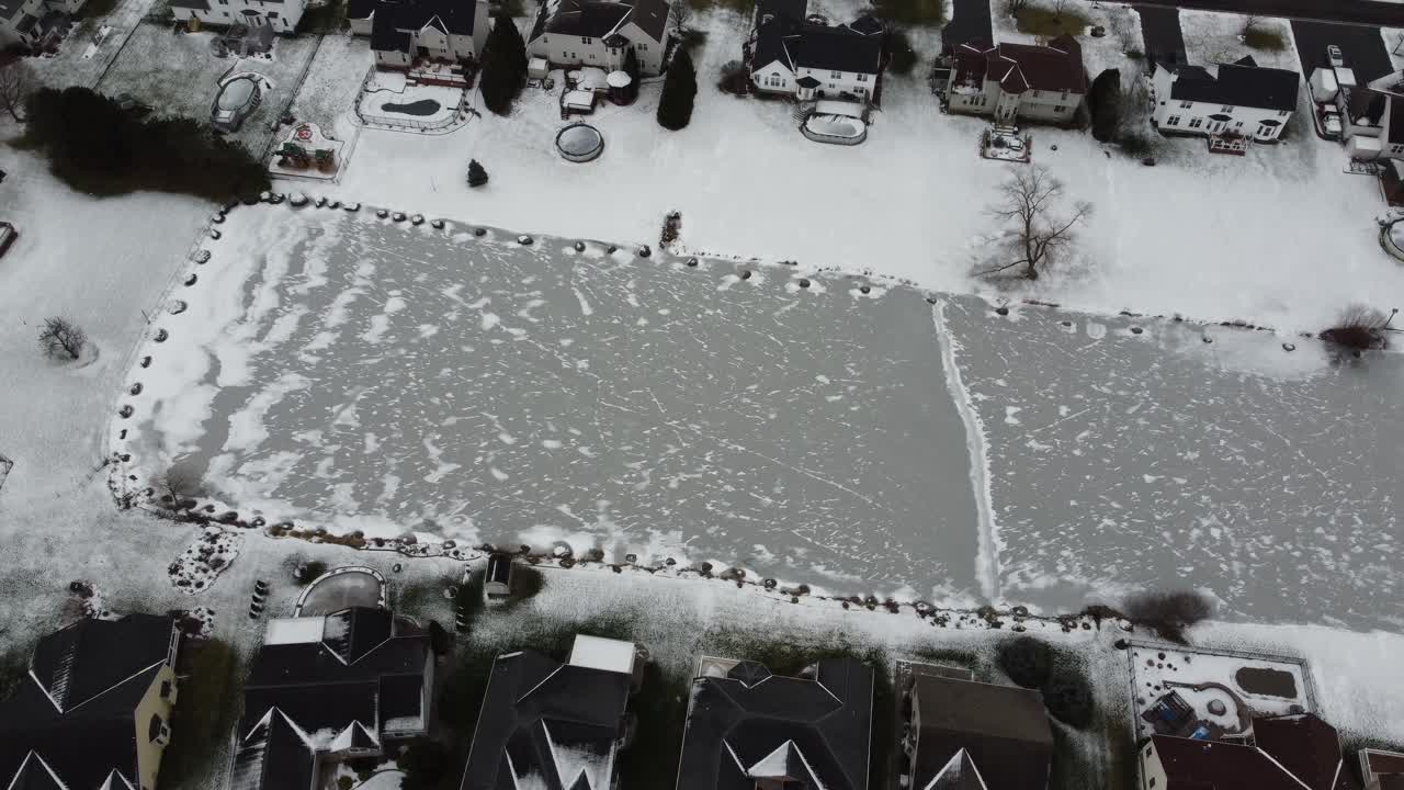 pista de hielo en el patio trasero en un barrio residencial