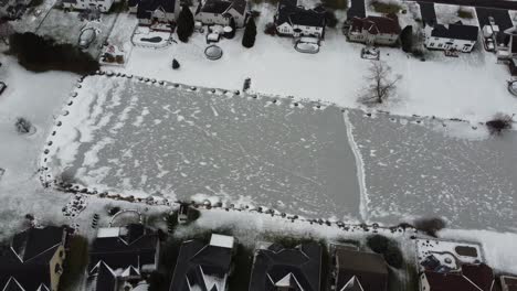 Pista-De-Hielo-Circular-En-El-Patio-Trasero-De-Un-Barrio-Residencial