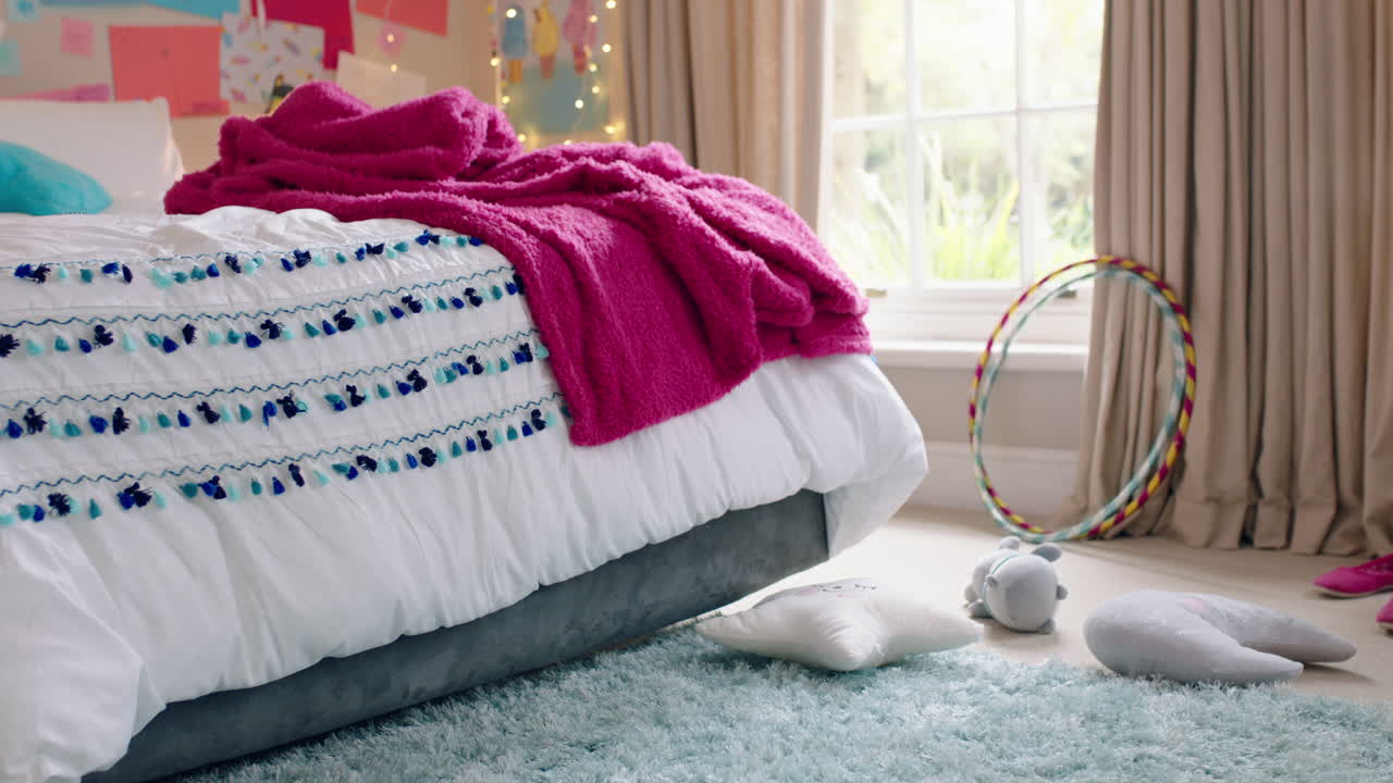 행복한 십대 소녀가 침실에서 춤을 추고 발레 투투를 입고 집에서 춤 동작을 연습하는 재미를 느끼고 있습니다.