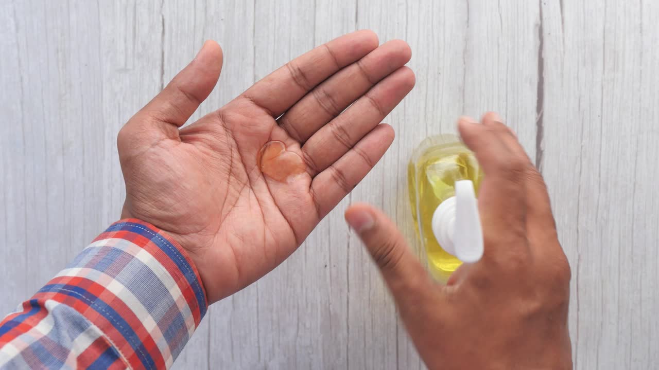 손 소독제를 적용하는 것