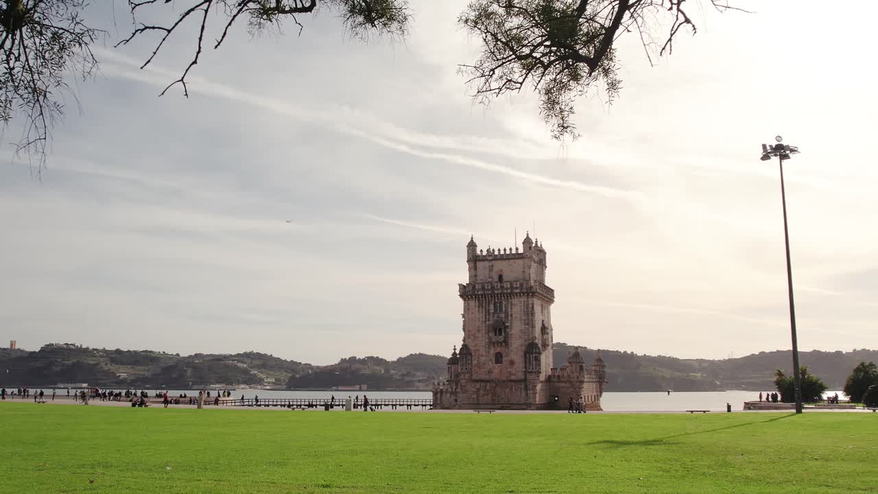 Torre de Belém sul lungofiume del Tago, quartiere di Belém, Lisbona, Portogallo, torre fortificata in stile manuelino del primo XVI secolo, il drone si allontana, ambientazione sul fiume