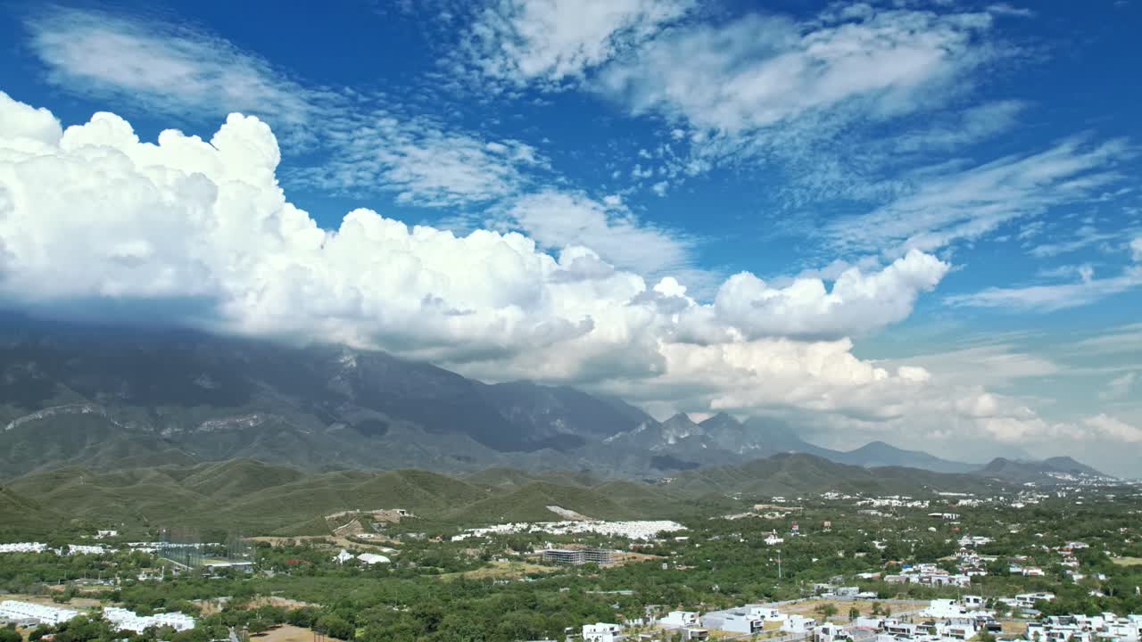 드론 하이퍼  ⁇ 스 타임  ⁇ 스 엘 예르바니즈 인 도로 나시오날 몬테레이 멕시코  ⁇ 은 구름이 많은 날 시에라 마드레 오리엔탈