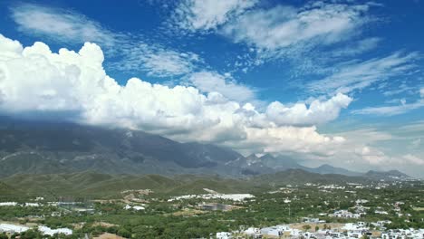 drone hyperlapse timelapse en el yerbaniz en la carretera nacional de monterrey méxico día soleado y nublado sierra madre oriental
