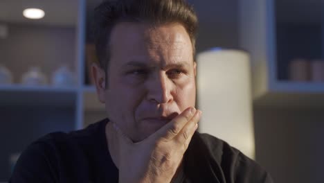el hombre mira a su alrededor con un sentimiento triste, cosas, y trae sus manos a su cara.