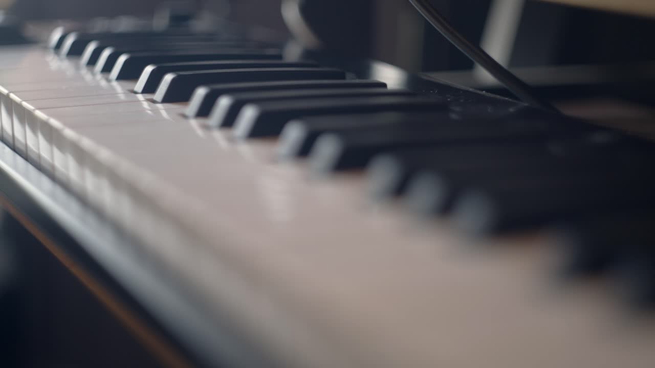 Panning and close up view of a keyboard piano keys.