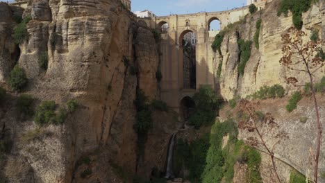 amplia vista exterior del popular puente de ronda, también llamado puente nuevo en las montañas sobre el desfiladero del tajo en españa