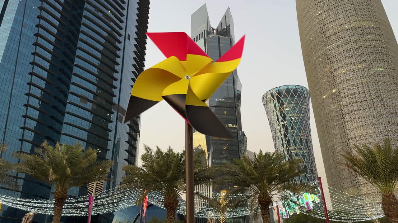 Architettura urbana moderna, grattacielo torre di vetro, edificio alto, palma da dattero a foglie verdi sullo sfondo del cielo al tramonto e design di decorazione per passerella girevole con bandiera del Belgio stampata, Doha, Qatar, Coppa del Mondo FIFA.