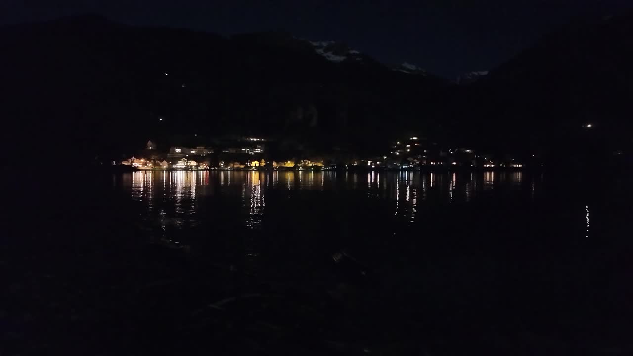 밤에는 호수 물에 반사되는 도시 불빛, 아름다운 조용한 풍경