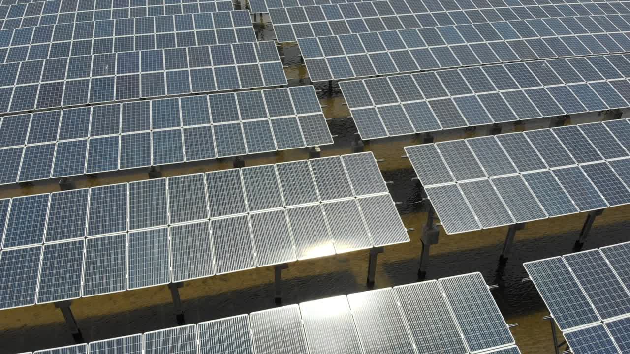 Vista ravvicinata su pannello solare per generare elettricità in un impianto fotovoltaico, ripreso da drone con risoluzione 4K.