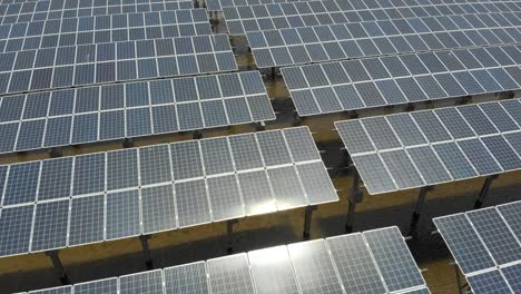 vista de cerca sobre el panel solar para generar electricidad en la granja de energía solar, filmada por un dron de resolución 4k.