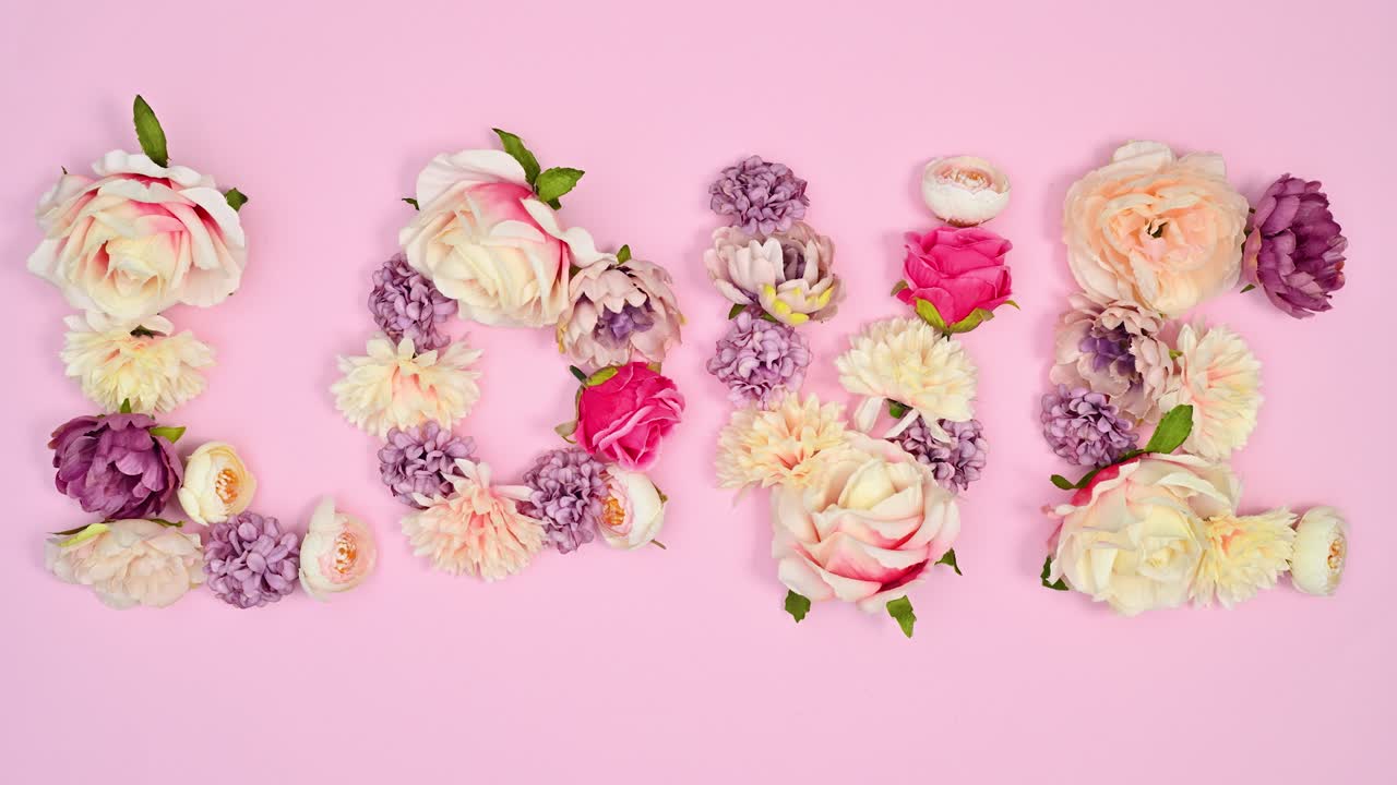 Fiori primaverili in fiore scrivono amore su un tema rosa pastello. Stop motion.