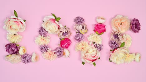 las flores de primavera florecen escriben amor en el tema rosa pastel.