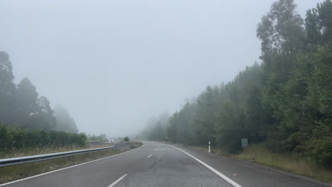 camino de montaña con niebla.