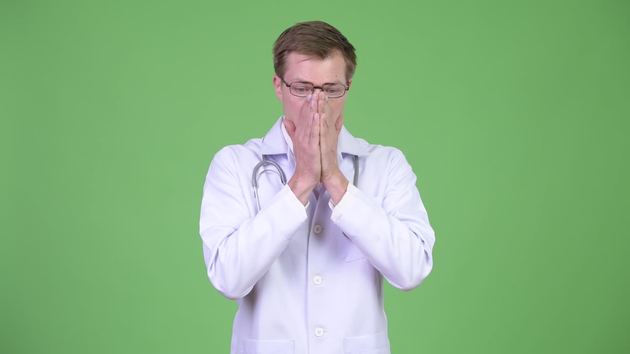 Dottore triste che sembra frustrato dai problemi