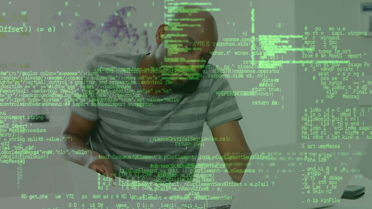 Анимация обработки данных над человеком, использующим ноутбук и смартфон.
