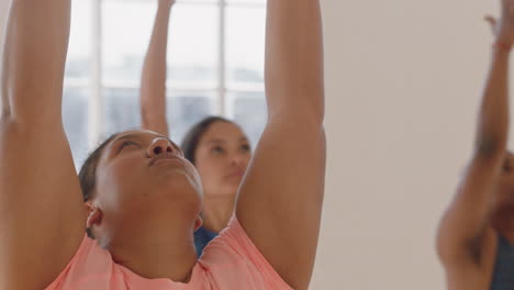 retrato de clase de yoga mujer joven con sobrepeso ejercitando un estilo de vida saludable practicando pose de guerrero disfrutando de entrenamiento físico para perder peso en el estudio