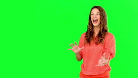 Lächelnde-Frau-Fängt-Einen-Basketball-Auf-Greenscreen