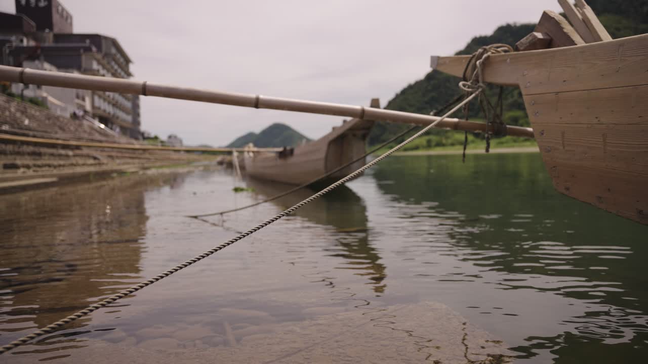 canoas japonesas a lo largo del río nagaragawa en la ciudad de gifu