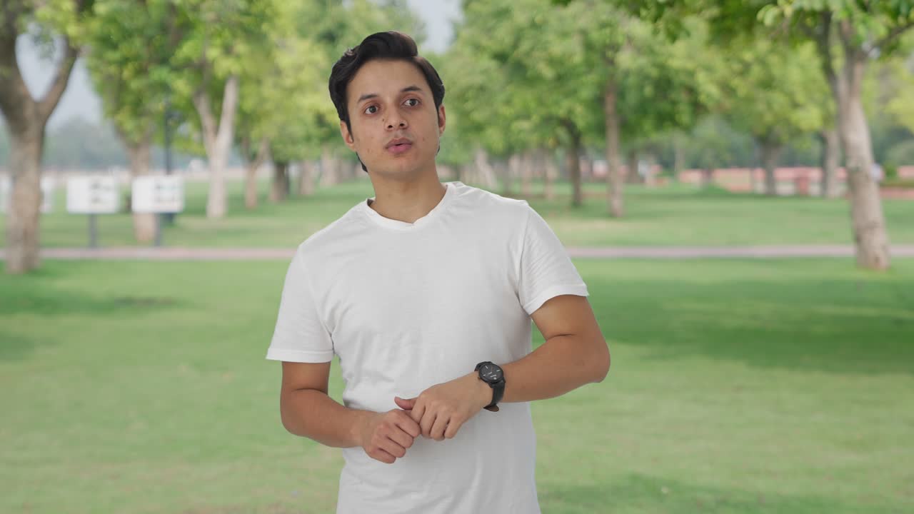 누군가를 기다리는 불안한 인도인