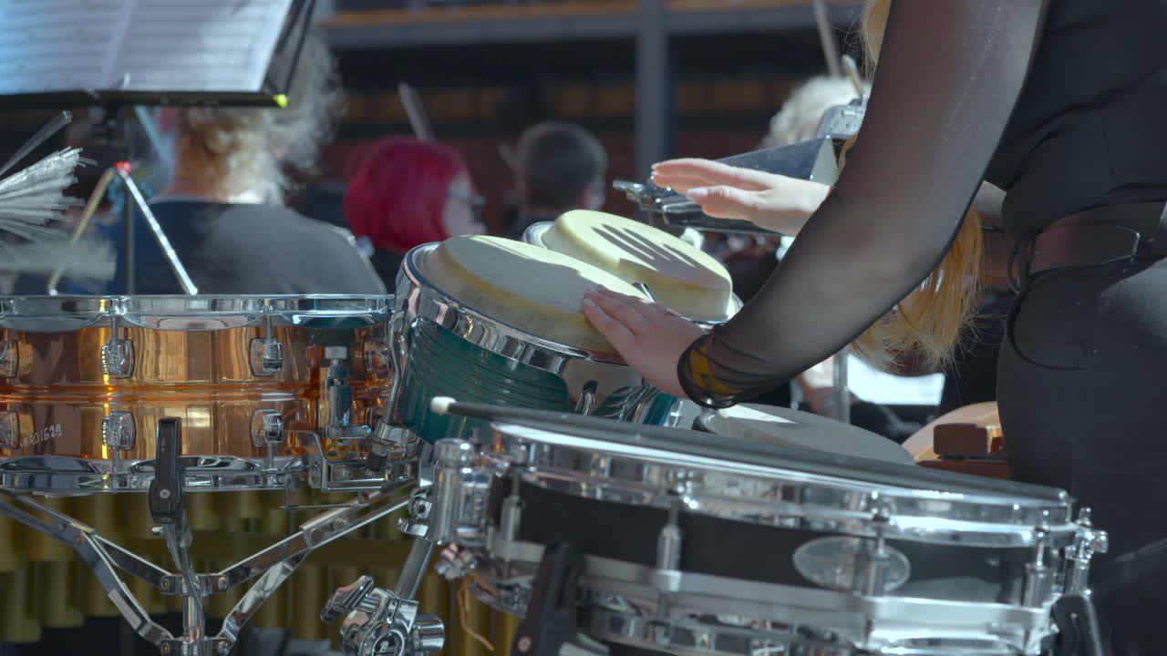 Musicista che suona la batteria