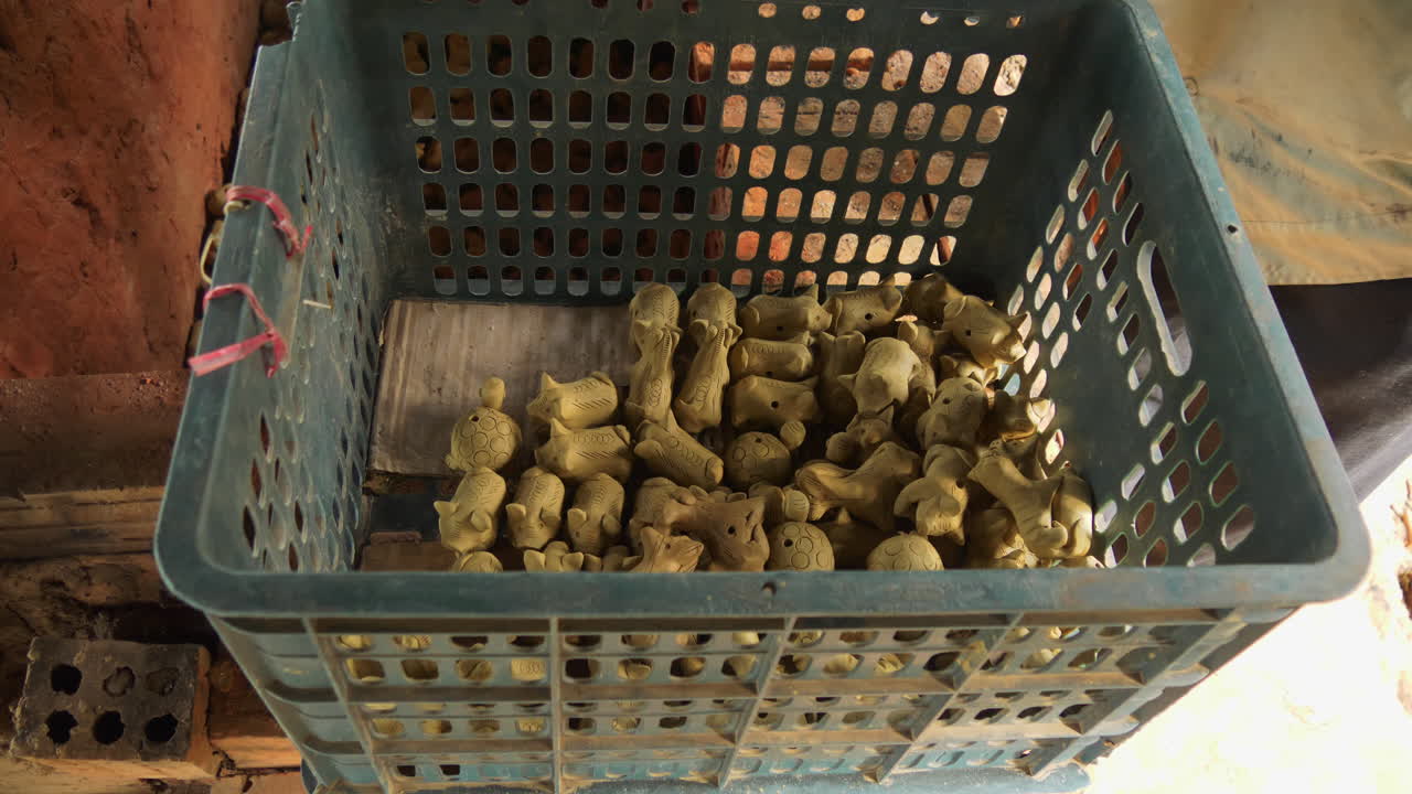 las tradicionales flautas de arcilla con figuras de animales secadas al sol de thanh ha se colocan en un horno de leña para disparar, una experiencia única de recuerdo turístico