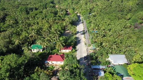 Häuser-Im-Dorf-In-Der-Nähe-Von-Kokosnussplantagen-Im-Sommer-Auf-Den-Philippinen