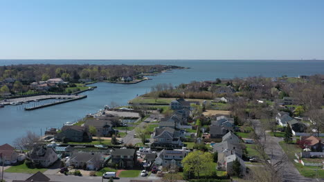 Ein-Blick-Aus-Der-Vogelperspektive-über-Bay-Shore,-New-York,-An-Einem-Sonnigen-Tag-Mit-Klarem-Himmel