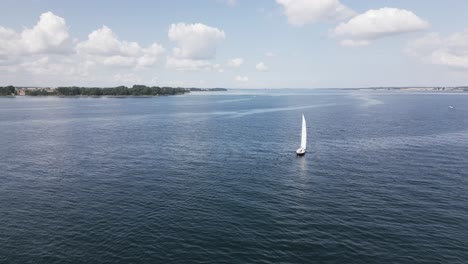 Segelboot-Segelt-Auf-Einem-Meer-In-Dänemark