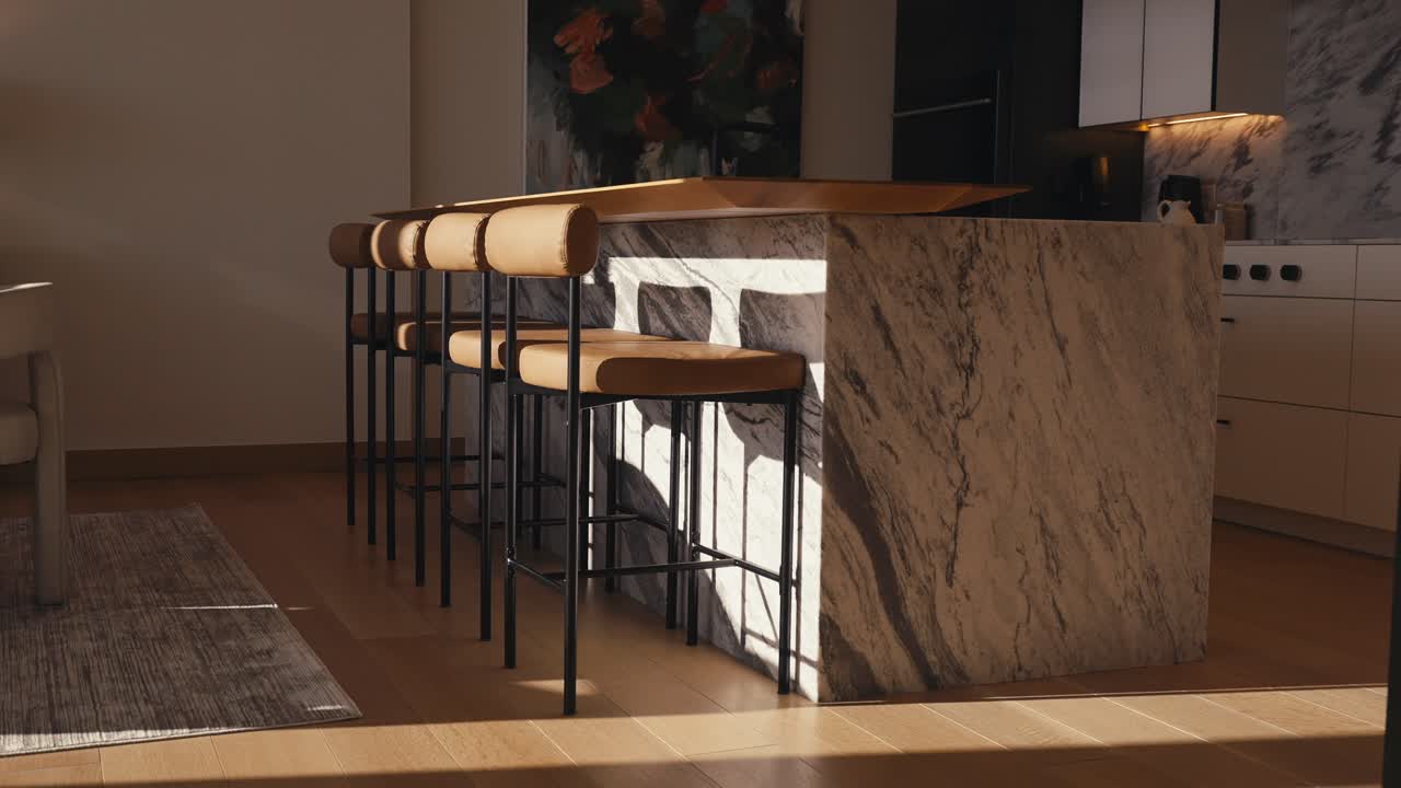 барные стулья сидят рядом с большим кухонным островом на кухне роскошного дома