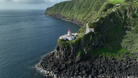 Entorno-épico-Del-Faro-De-Ponta-Do-Arnel-En-La-Costa-De-Sao-Miguel