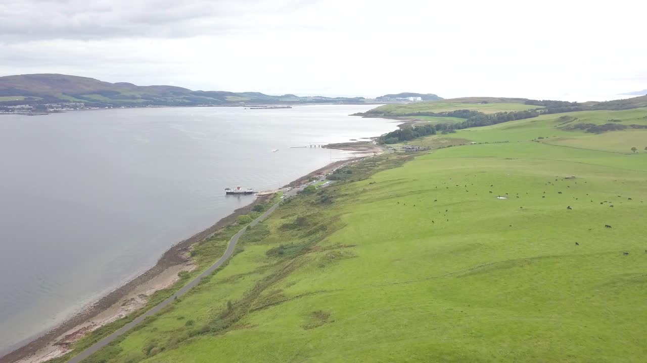 스코틀랜드 쿰브래 섬의 밀포트 해안 위로 공중 전진