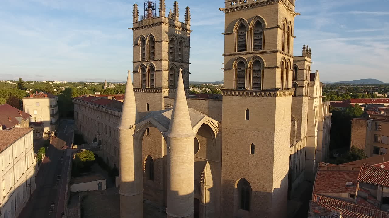la facultad de medicina más antigua de montpellier, francia, vista desde un avión no tripulado
