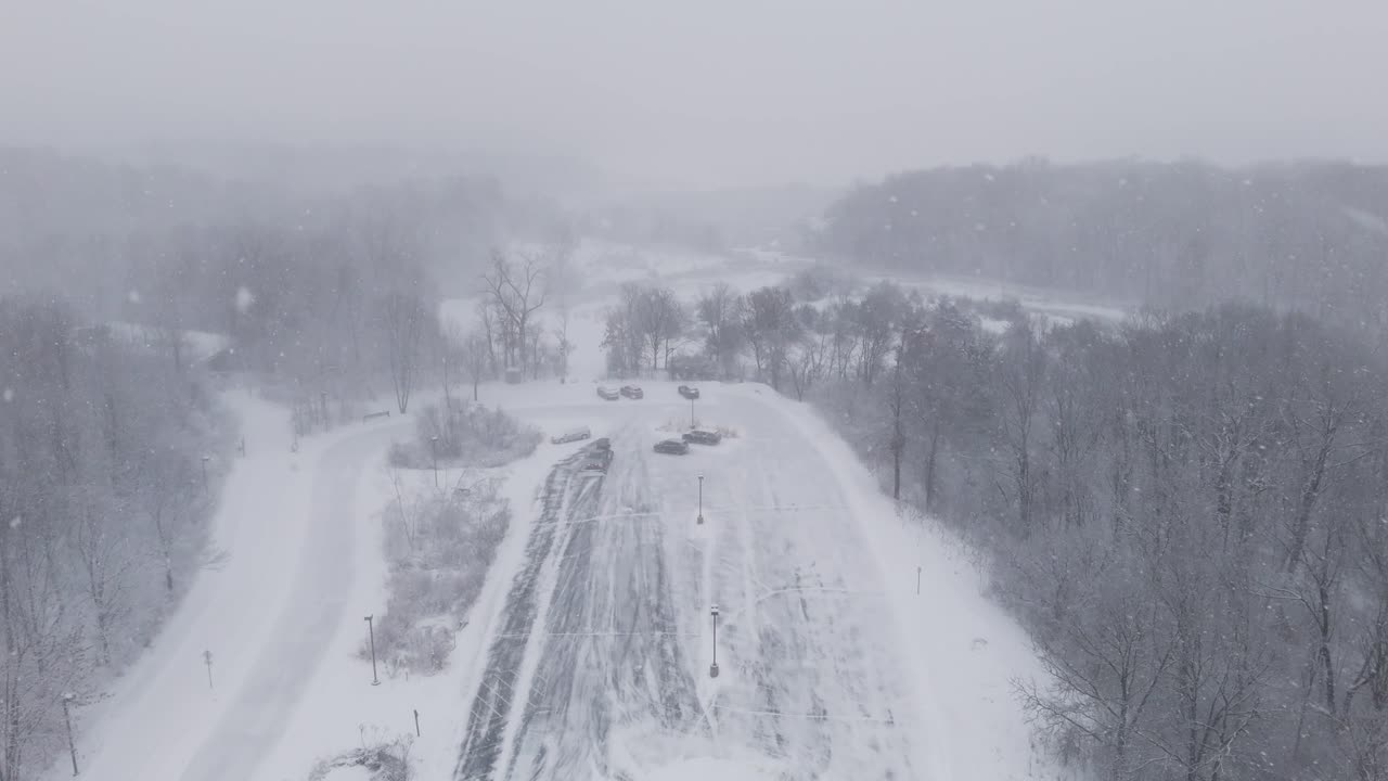 Snesstormsvinter over det naturskønne landskab i Minnesota.