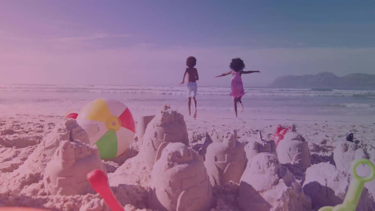 animación de hermanos afroamericanos corriendo en la playa