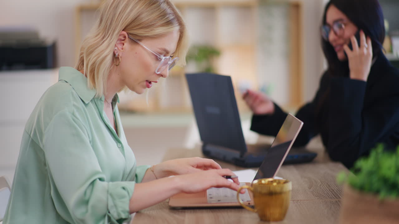 гордый босс хвалит работу ассистента.