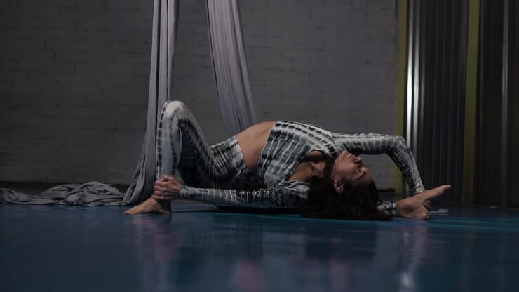 Torsioni laterali acrobatiche manuali in uno studio fitness.