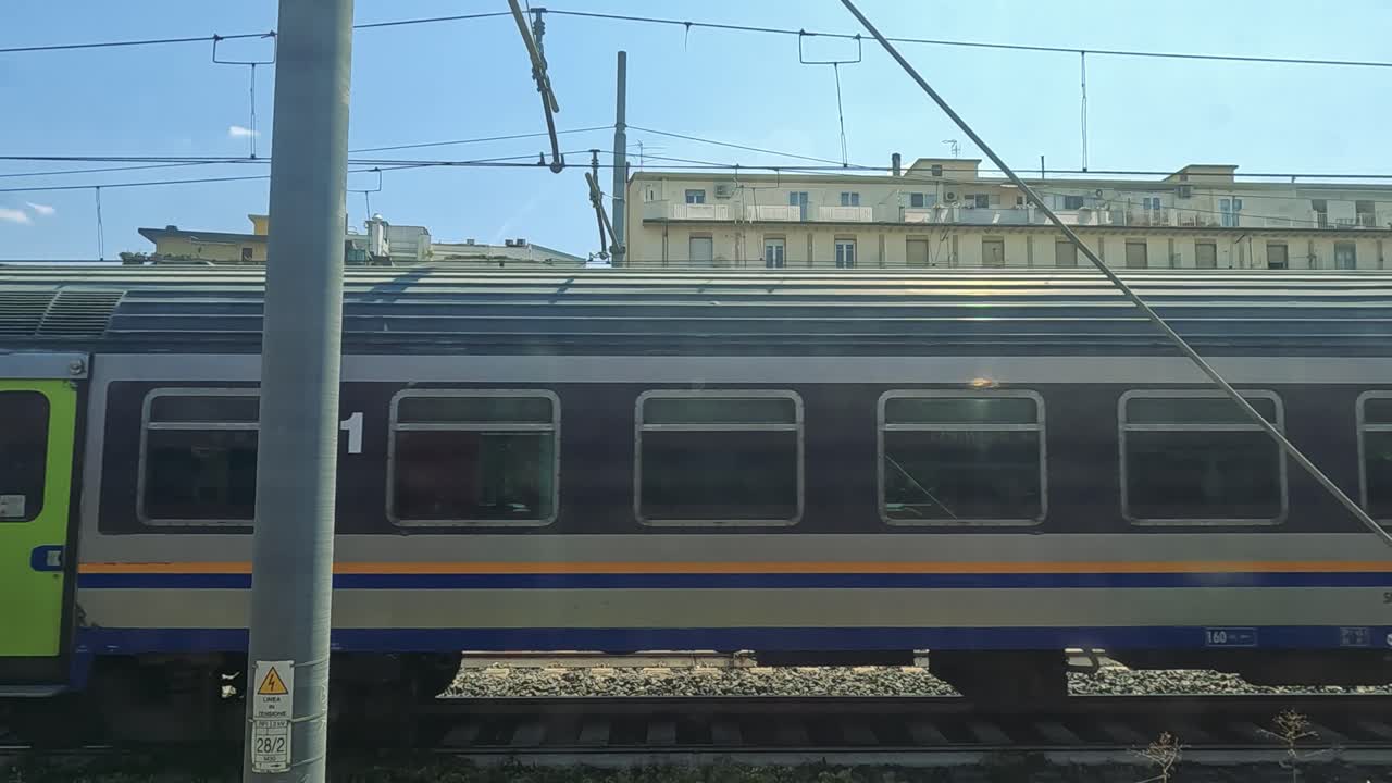 이탈리아 나폴리 시내를 가로질러 열차 여행