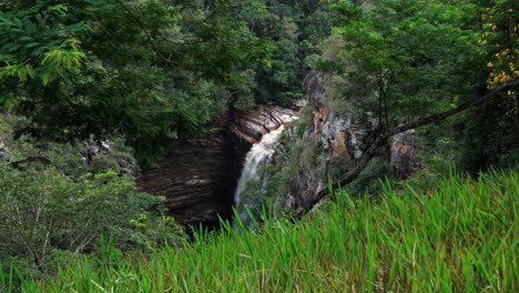 hermoso tiro inclinado hacia abajo de 4k del mosquito cae desde un mirador rodeado de follaje selvático y acantilados en el parque nacional chapada diamantina en el noreste de brasil en un día de verano