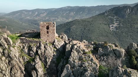 zondagse excursie met het gezin in het geopark van de villuercas en de ibores in hutten van het kasteel caceres extremadura