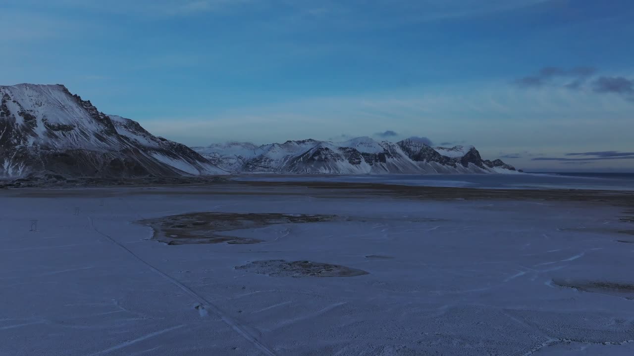 Luftfoto af Vestrahorn-bjerget og Stokksnes-kysten i Island