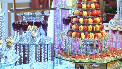 bar de dulces boda, buffet de dulces, deliciosa barra de dulces en una boda