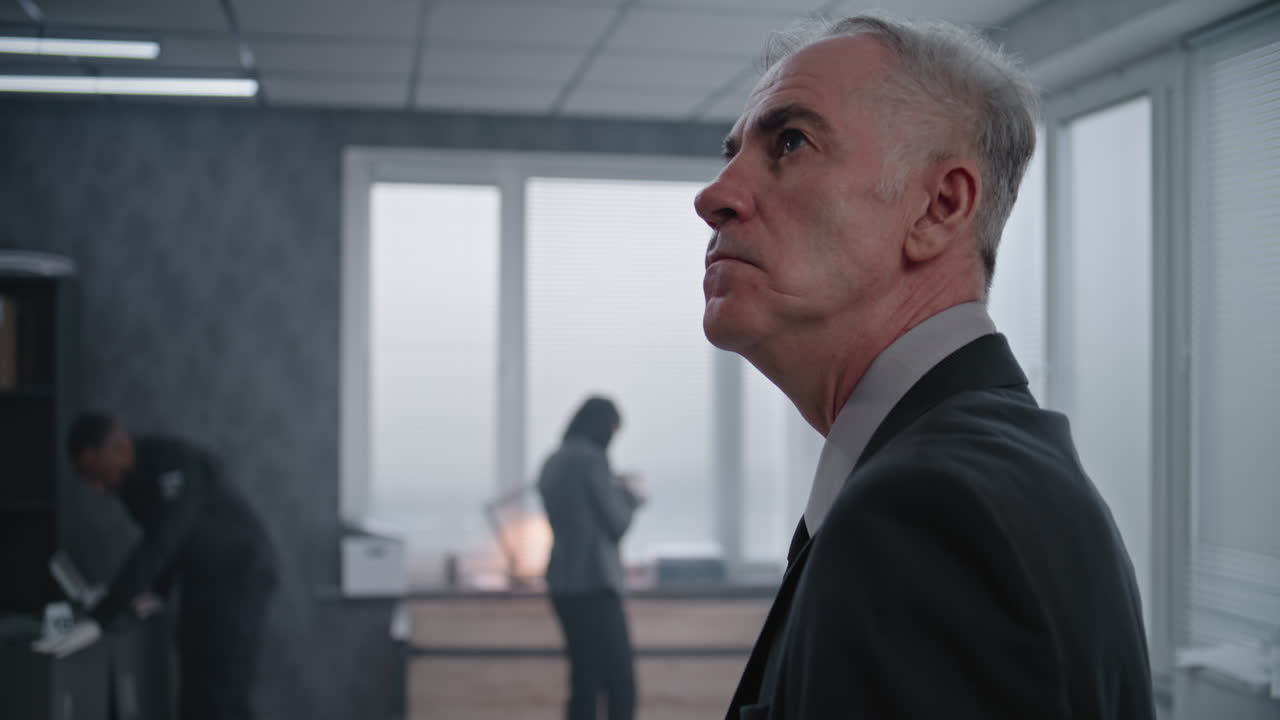 investigación de la escena del crimen en la oficina