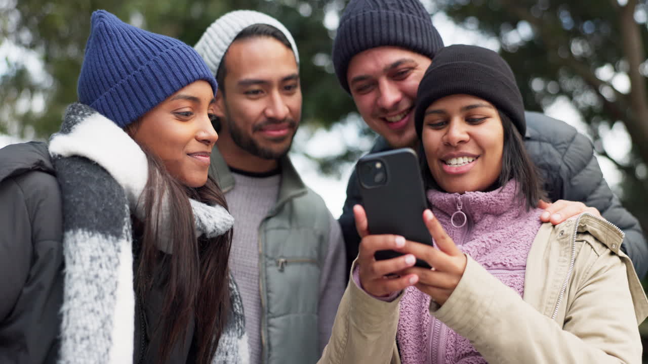 amigos felices, las redes sociales