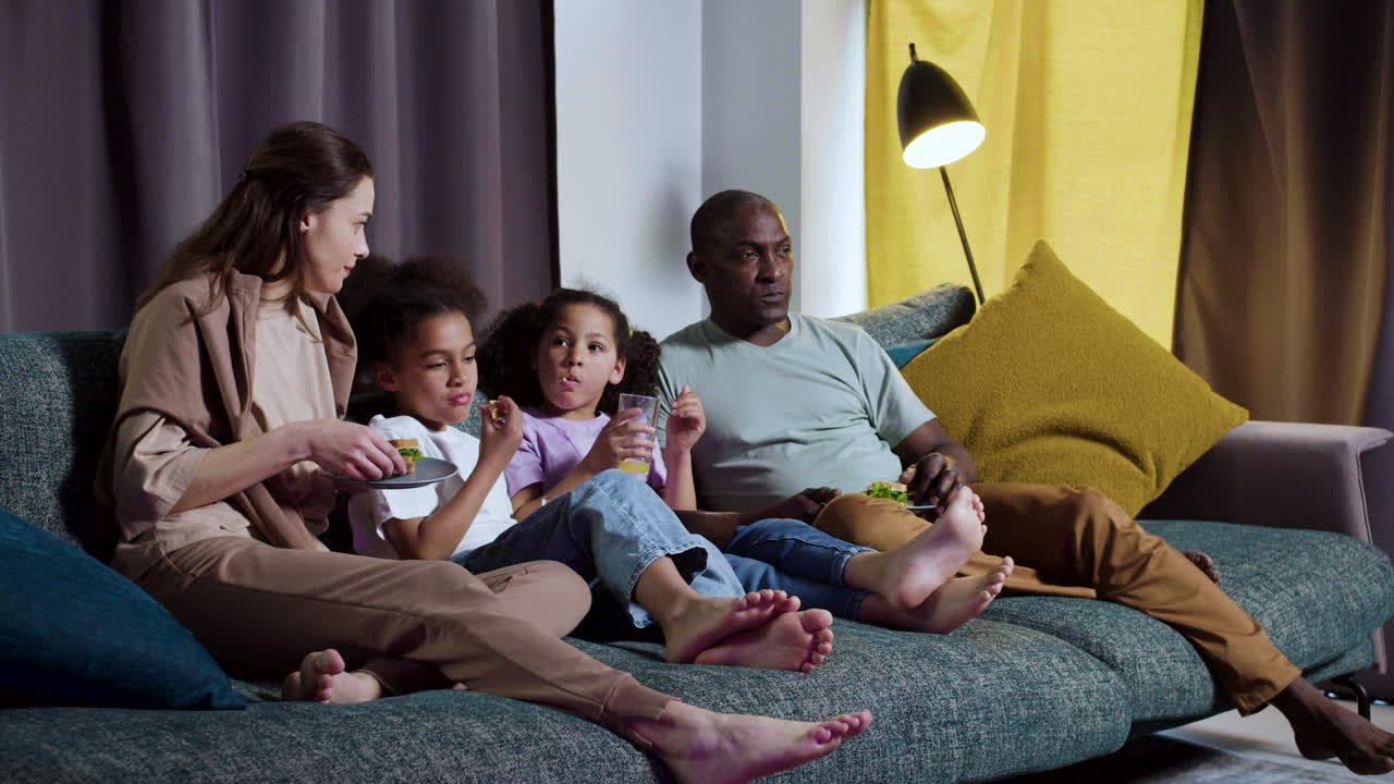 дети с родителями смотрят фильм дома