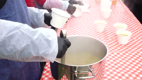 Ein-Topf-Suppe-Für-Bedürftige-Menschen