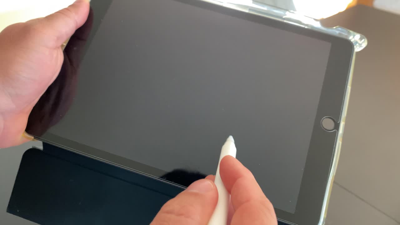 초점을 맞춘 남자의 초상은 새로운 기술에 적응하여 아이패드 사용법을 배웁니다