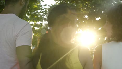 Jóvenes-Amigos-Caminando-En-El-Parque