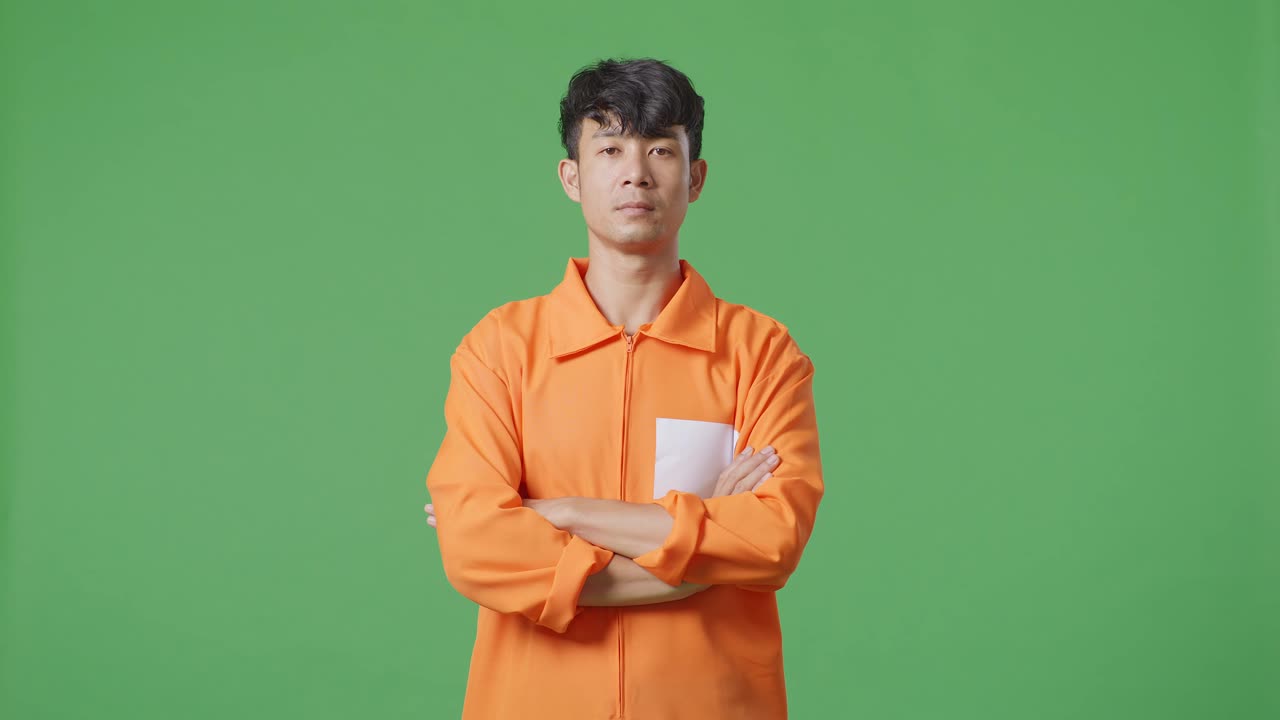 오렌지색 스웨터를 입은 남자